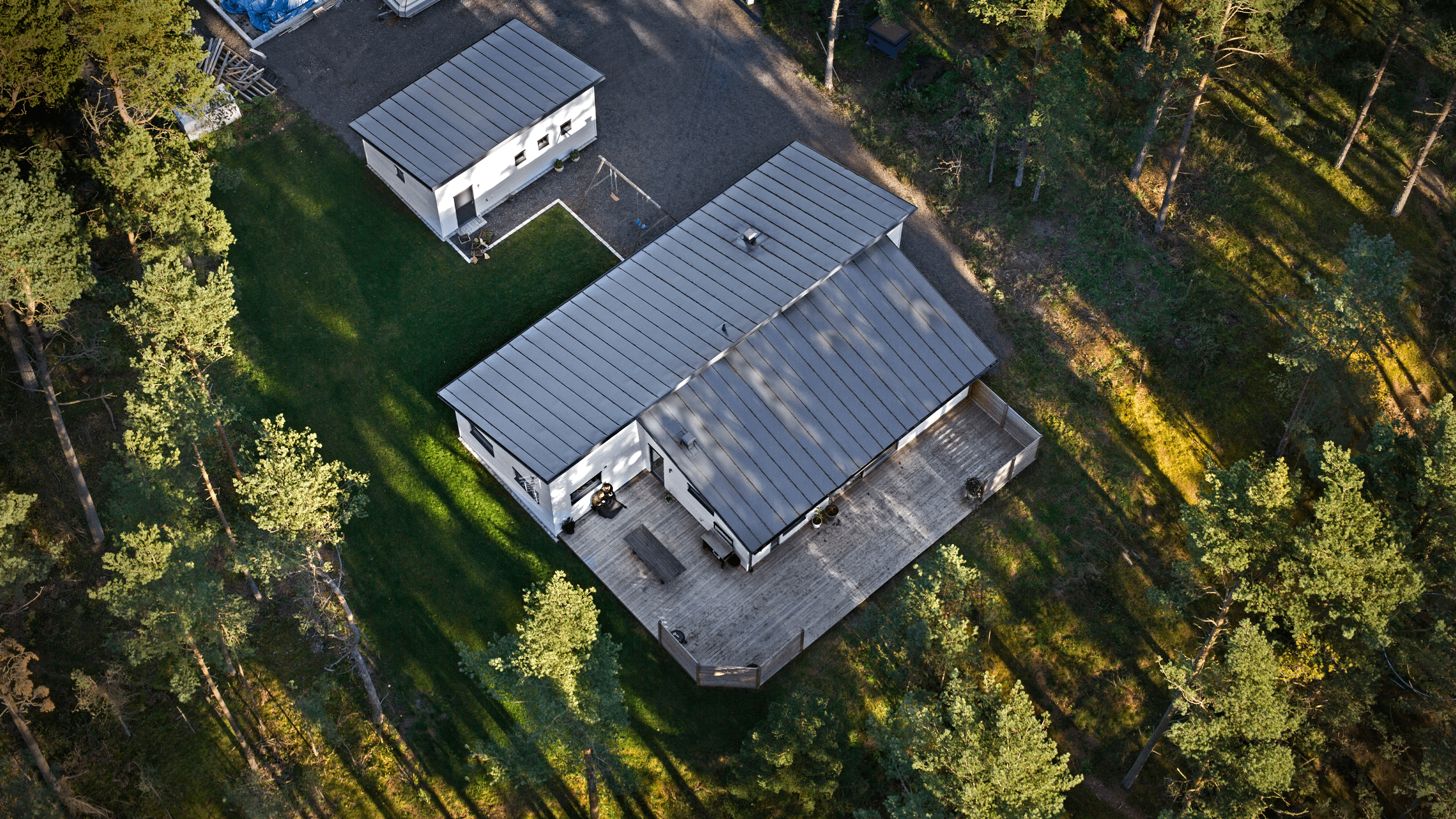 Grått plåttak på villa