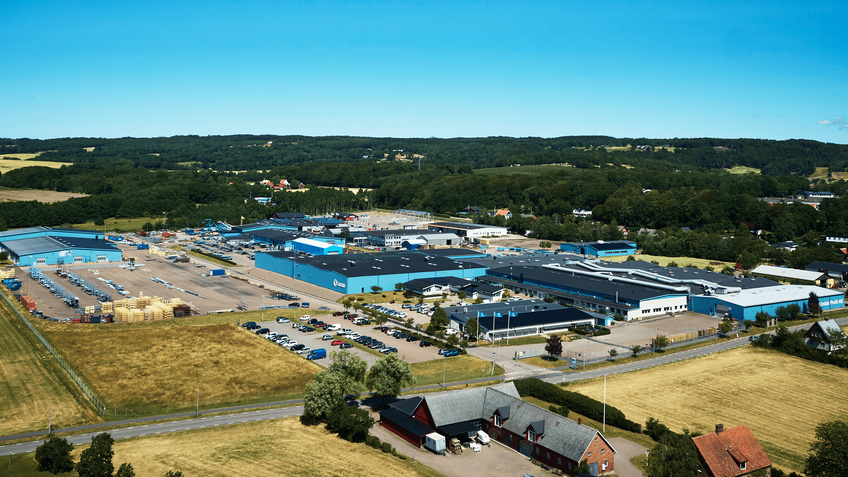 Drönarfoto över Lindabs fabrik i Förslöv